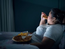 Spíte nepokojne? Možno za to môže práve vaša večera