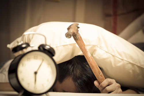 Nedostatok spánku z vás robí “horšieho“ človeka. Prečo je to tak? 