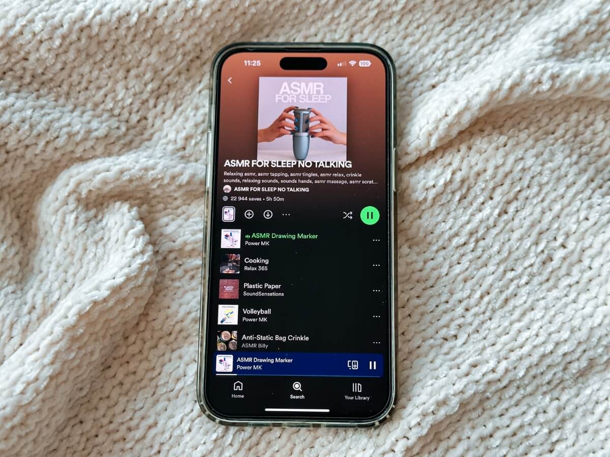 Playlist ASMR zvukov vhodných na spánok na smartfóne. 