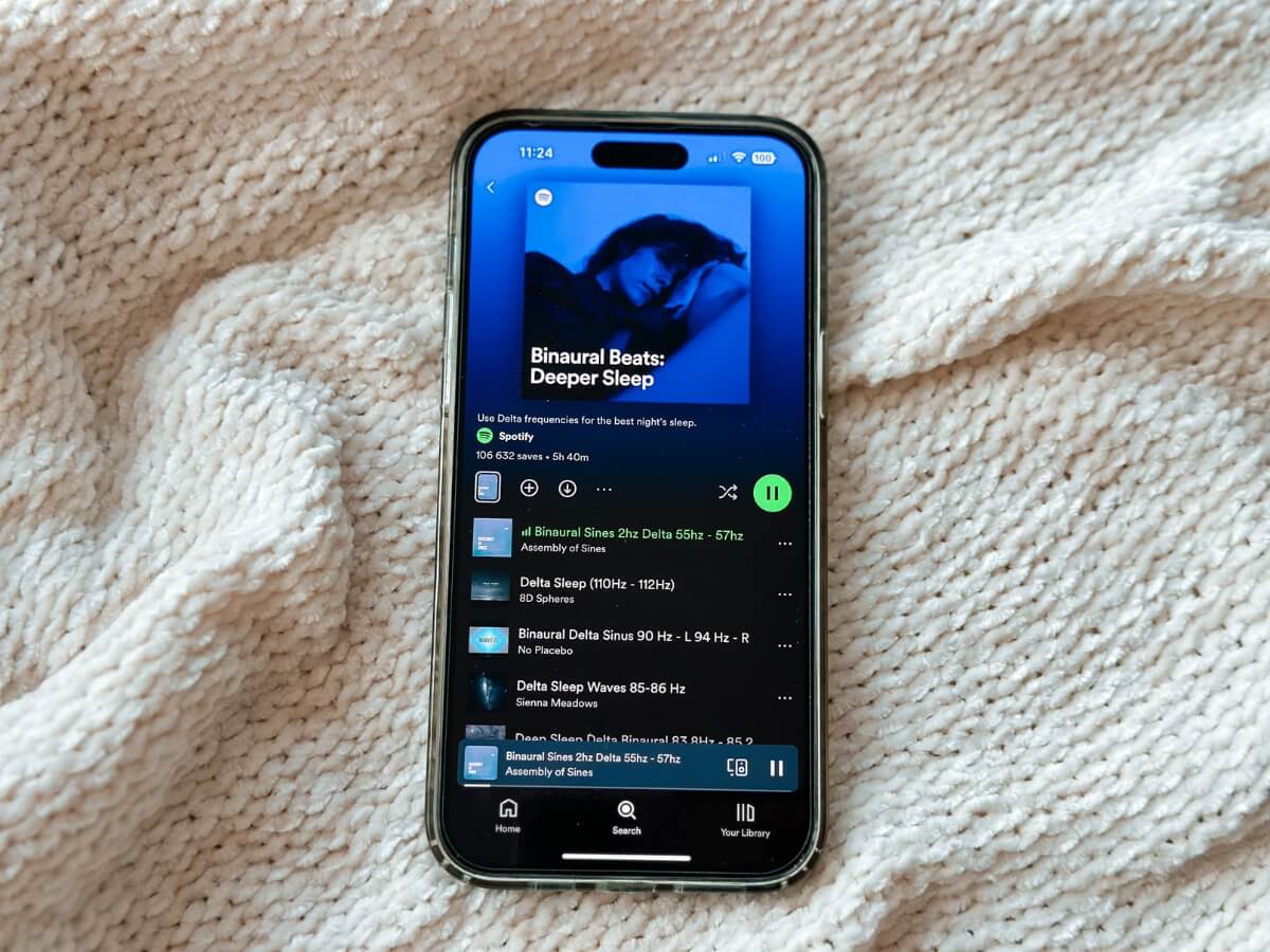 Playlist binaurálnych rytmov na smartfóne.