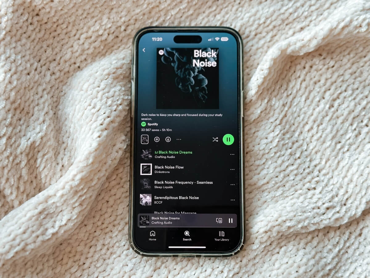 Playlist čierneho šumu na smartfóne. 