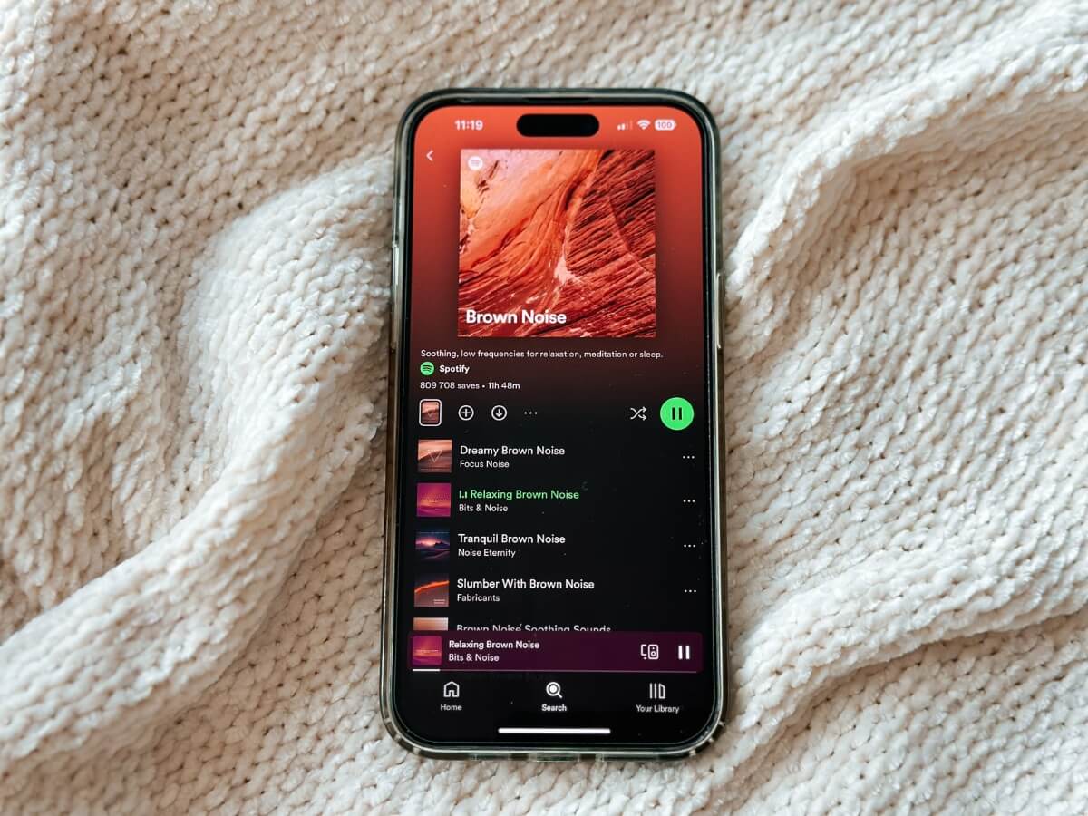 Playlist hnedého šumu na smartfóne.