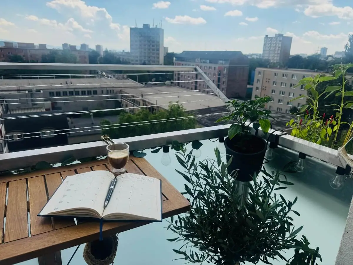 Ranný journaling pri káve na balkóne.